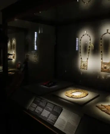 Viyanadaki-MAKden-Nazliya-ait-elmas-kolye-calindi-featured
