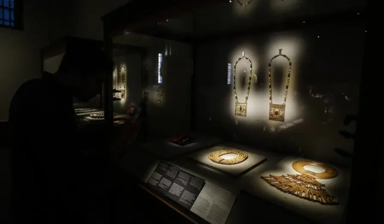 Viyanadaki-MAKden-Nazliya-ait-elmas-kolye-calindi-featured