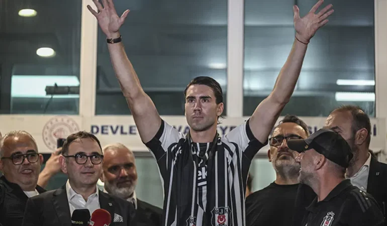Vlahovic-imza-toreniyle-Besiktas-tribunlerini-costurdu-featured