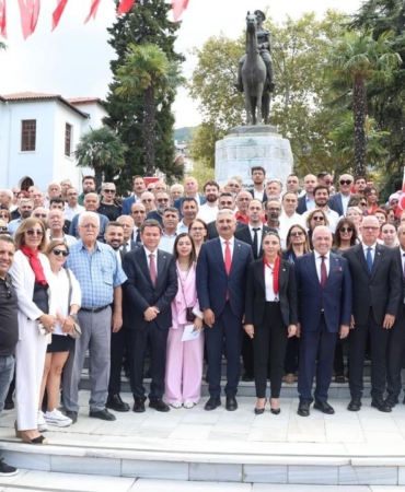 YENI-Parti-Bursa-Heykelde-30-Agustosu-andi-adalet-cagrisi-yapti-featured