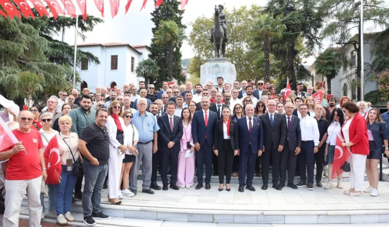 YENI-Parti-Bursa-Heykelde-30-Agustosu-andi-adalet-cagrisi-yapti-featured