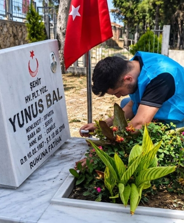 Yenisehir-Ulku-Ocaklari8217ndan-sehitlikte-bakim-calismasi-featured