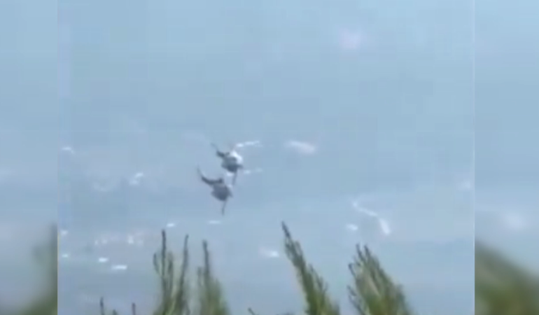 Yunanistan8217da-iki-itfaiye-helikopteri-havada-carpisti-featured