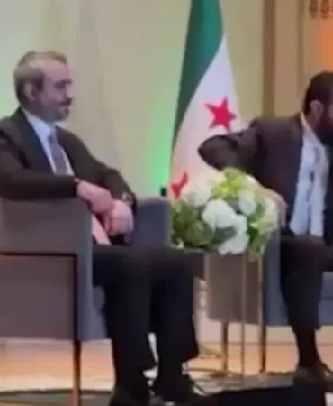 Ahmed-Sara-Suriye-temsilcileriyle-bulusmada-sandalye-secti-featured