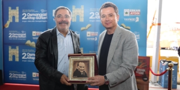 Ahmet-Umitin-imza-programinda-kuyruk-Osmangazi-Meydanina-tasti-featured