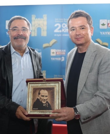Ahmet-Umitin-imza-programinda-kuyruk-Osmangazi-Meydanina-tasti-featured