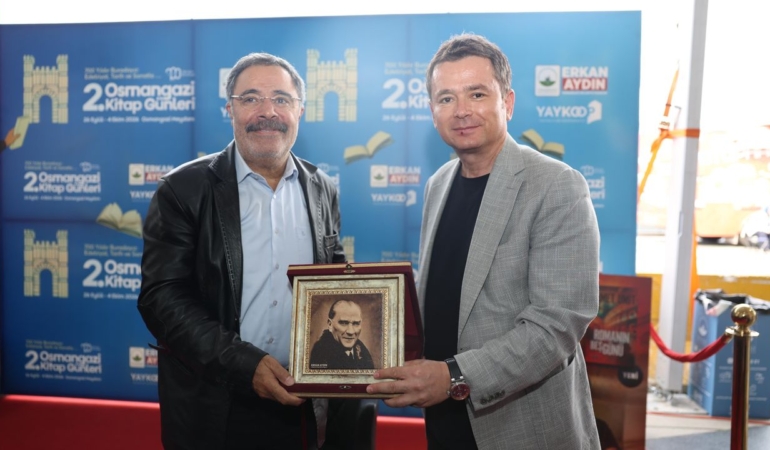 Ahmet-Umitin-imza-programinda-kuyruk-Osmangazi-Meydanina-tasti-featured