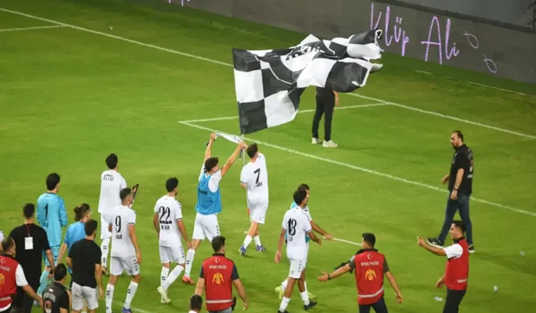 Altayli-Arif-Yanarliya-bayrak-dikme-cezasi-featured
