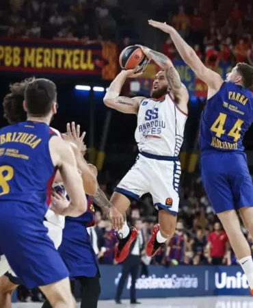 Anadolu-Efes-Barcelona-deplasmaninda-one-gecti-ama-kaybetti-featured