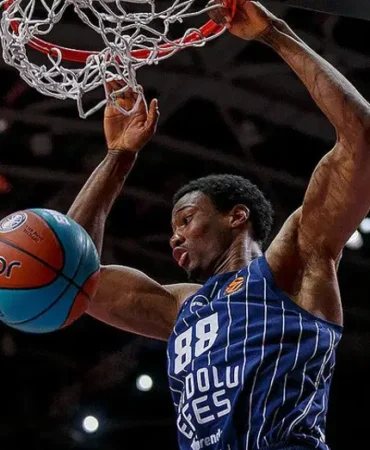 Anadolu-Efes-Barcelona-deplasmaninda-sezonu-aciyor-featured