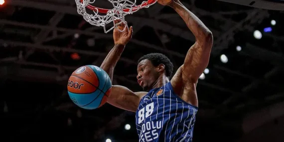 Anadolu Efes, Barcelona deplasmanında sezonu açıyor