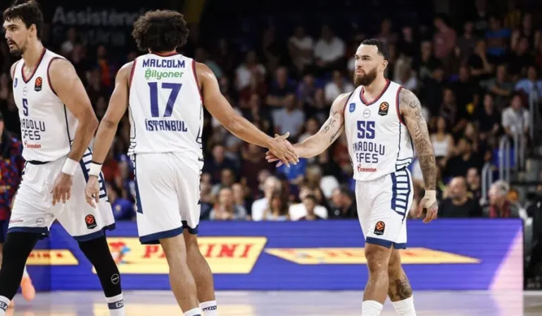 Anadolu-Efes-Kizilyildiz-deplasmaninda-parkeye-cikiyor-featured