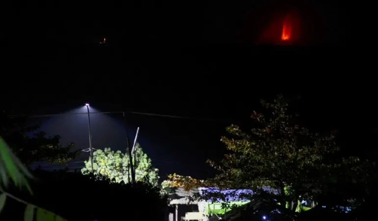 Anak-Krakatau-kul-bulutu-15-bin-metreye-ulasti-ucuslar-durdu-featured