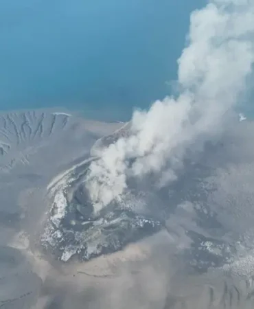 Anak-Krakatau-patladi-Endonezya8217da-hava-trafigi-durdu-featured