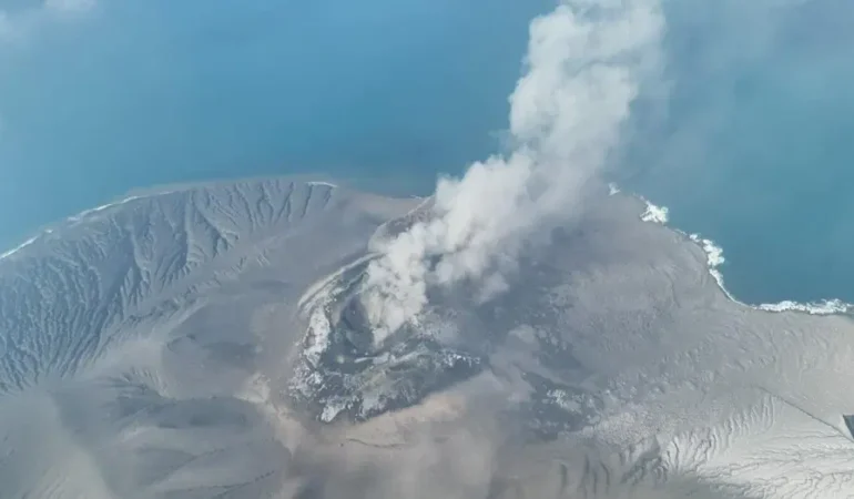 Anak-Krakatau-patladi-Endonezya8217da-hava-trafigi-durdu-featured