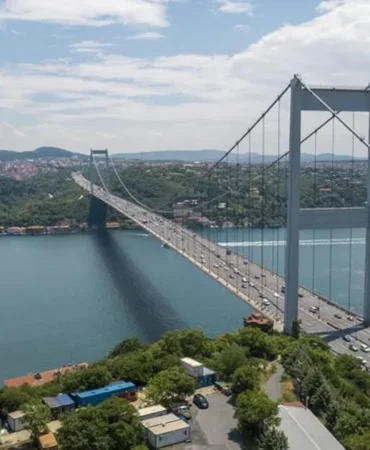 Anna-S-gecisiyle-Istanbul-Bogazi8217ndaki-gemi-trafigi-durduruldu-featured