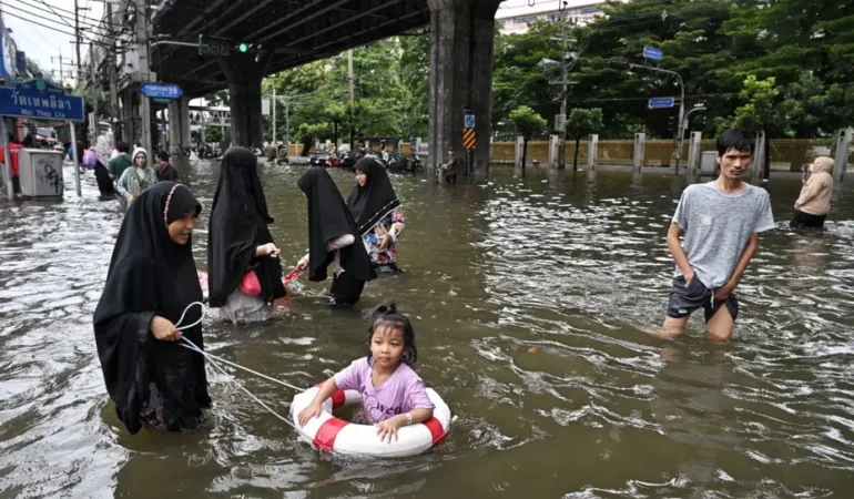 Bangkokta-sel-alarmi-Yaklasik-3-bin-kisi-tahliye-edildi-featured