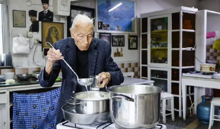 Bergamanin-96-yasindaki-kahvalticisi-dukkanini-kapatiyor-featured