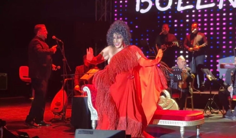 Bulent-Ersoy-Bursada-hayranlarindan-yogun-ilgi-gordu-featured