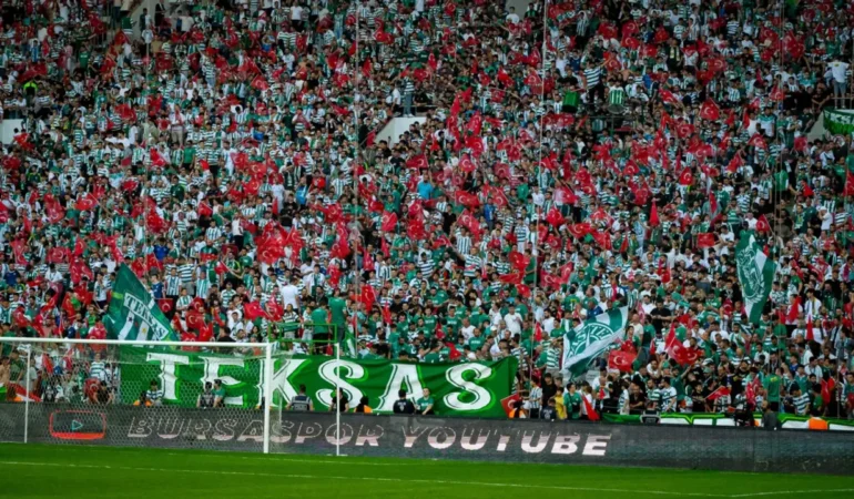 Bursada-Turkiye-Italya-maci-oncesi-bayrak-dagitilacak-featured