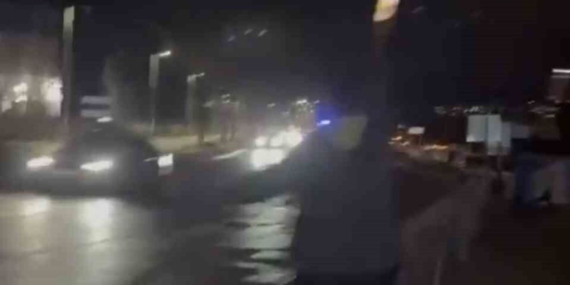 Bursada-motosiklet-bariyerlere-carpti-gencler-isikla-trafigi-durdurdu-featured