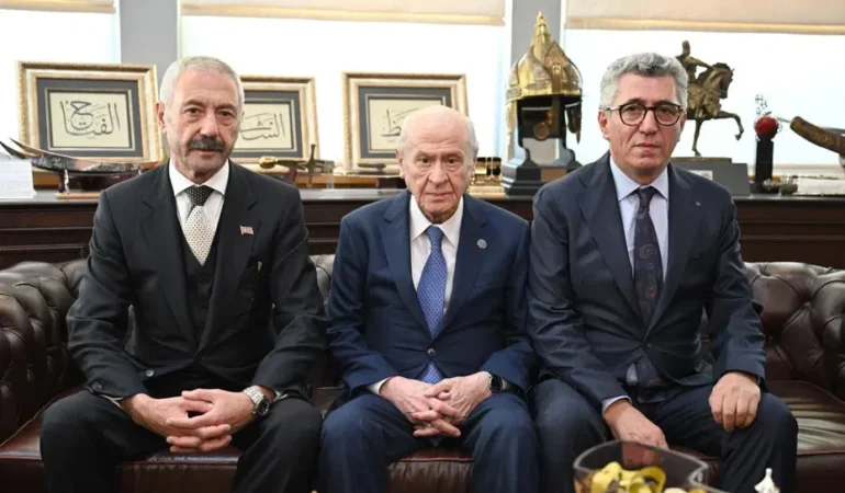 Devlet-Bahceli-Sarallar-ve-Sahinler-ailelerini-agirladi-featured