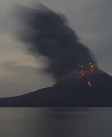 Endonezya8217da-Anak-Krakatau-patlamasi-Cakarta-havalimani-kapali-22-bin-yolcu-mahsur-kaldi-featured