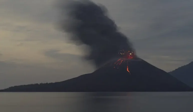 Endonezya8217da-Anak-Krakatau-patlamasi-Cakarta-havalimani-kapali-22-bin-yolcu-mahsur-kaldi-featured