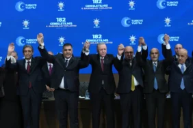Erdogan-AK-Partiye-katilan-9-belediye-baskanina-rozet-takti-featured