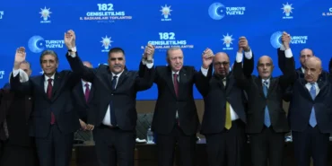Erdogan-AK-Partiye-katilan-9-belediye-baskanina-rozet-takti-featured