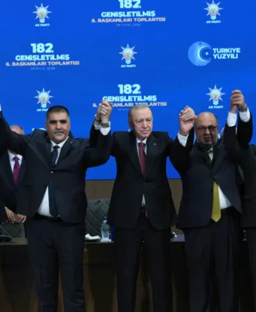 Erdogan-AK-Partiye-katilan-9-belediye-baskanina-rozet-takti-featured