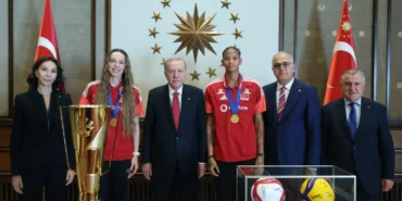 Erdogan-Bestepe8217de-sampiyon-milli-voleybolculari-kabul-etti-featured