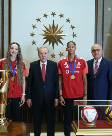 Erdogan-Bestepe8217de-sampiyon-milli-voleybolculari-kabul-etti-featured