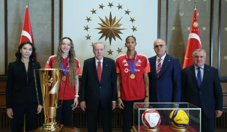 Erdogan-Bestepe8217de-sampiyon-milli-voleybolculari-kabul-etti-featured