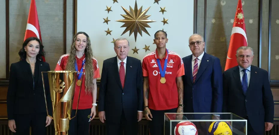 Erdogan-Bestepe8217de-sampiyon-milli-voleybolculari-kabul-etti-featured