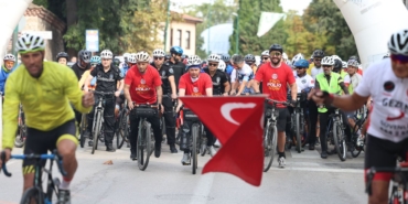 Erkan-Aydin-Bursadaki-bisiklet-turunda-yuzlerce-kisiyle-bulustu-featured