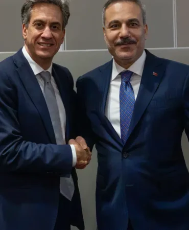 Hakan-Fidan-Ed-Miliband-ile-New-Yorkta-bulustu-featured