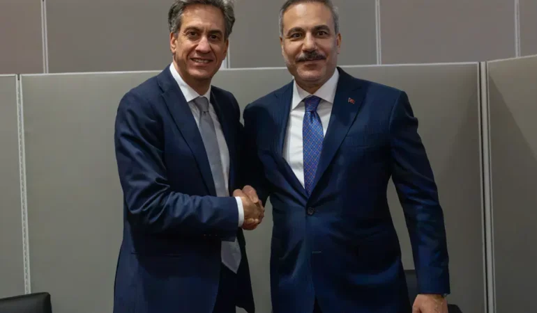 Hakan-Fidan-Ed-Miliband-ile-New-Yorkta-bulustu-featured