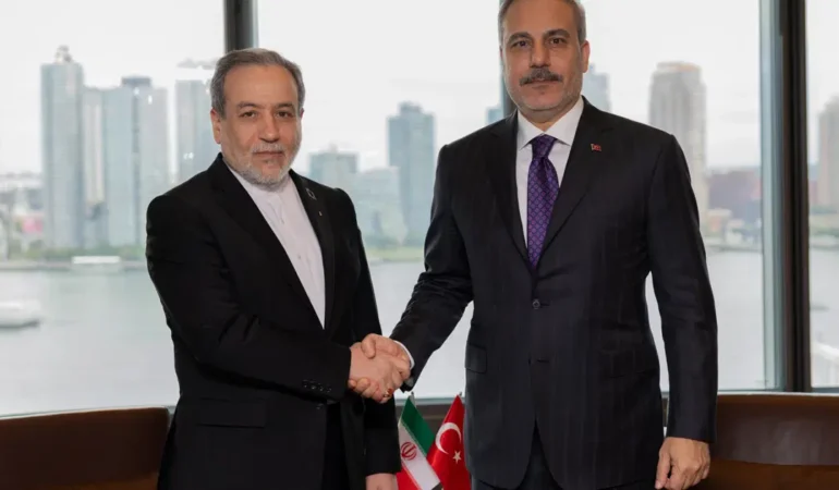 Hakan-Fidan-Iranli-mevkidasi-Arakci-ile-New-Yorkta-bulustu-featured