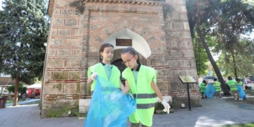 Inegol-carsisinda-ogrenciler-ve-esnaflar-temizlik-yapti-featured