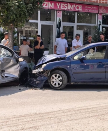 Inegol8217de-iki-otomobil-kafa-kafaya-carpisti-3-yarali-featured