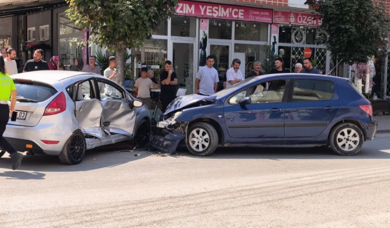 Inegol8217de-iki-otomobil-kafa-kafaya-carpisti-3-yarali-featured