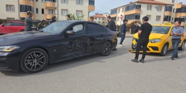 Inegolde-U-donusu-yapan-otomobile-taksi-carpti-featured