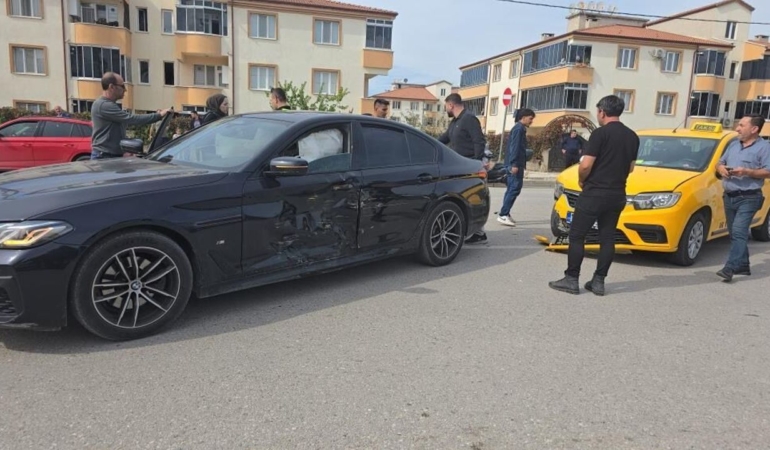Inegolde-U-donusu-yapan-otomobile-taksi-carpti-featured