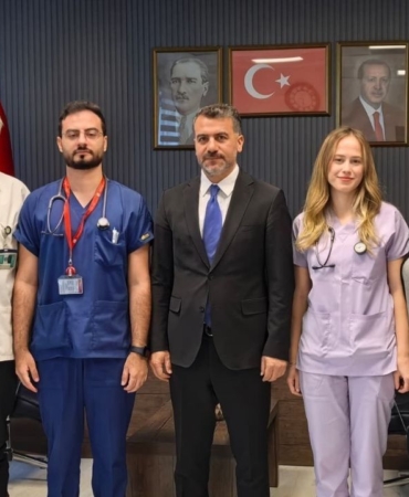 Inegolde-iki-saglik-calisaninin-cocuklari-doktor-olarak-dondu-featured