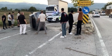Inegolde-manevra-yapan-otomobil-refuje-carpip-devrildi-featured