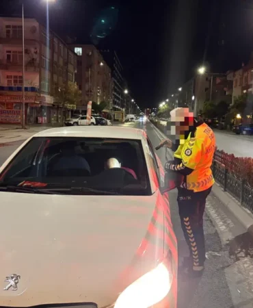 Kayseri8217de-yol-ortasinda-uyuyan-surucu-polisle-uyandirildi-featured