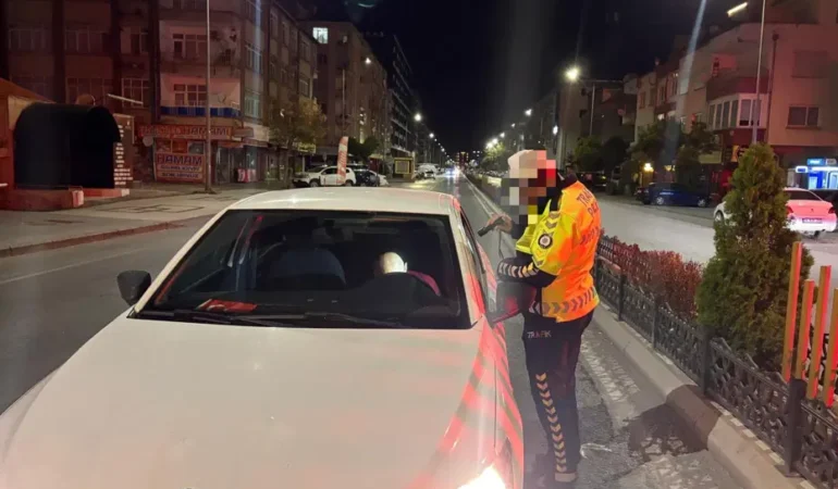 Kayseri8217de-yol-ortasinda-uyuyan-surucu-polisle-uyandirildi-featured