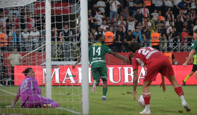 Kelechi-Iheanachodan-Bursaspor-taraftarina-galibiyet-mesaji-featured