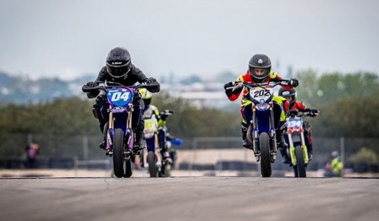 Kenan-Sofuoglu-Bursa-pistinde-oglu-Zayni-izledi-featured